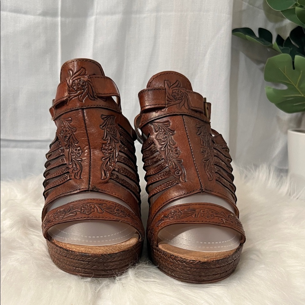 Roper Tan Leather Cut-Out Heels - Picture 2 of 7